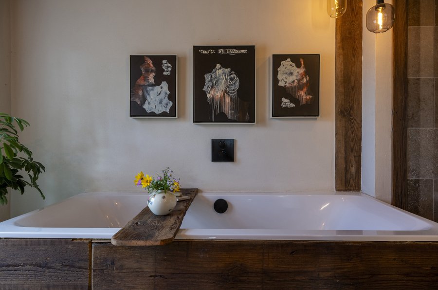 Badewanne Tawa von Geberit im Künstlerbad mit individueller Verkleidung