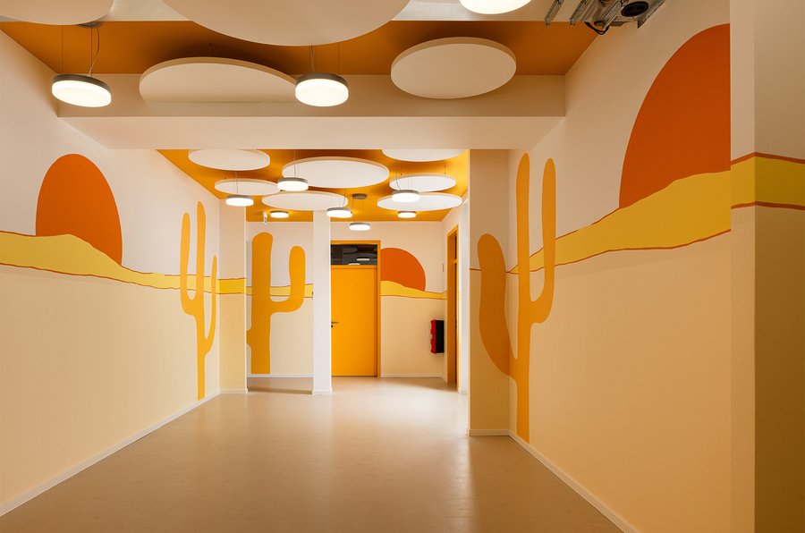 Ein Flur der Michael-Ende-Grundschule in Potsdam mit Motiven seiner Geschichten