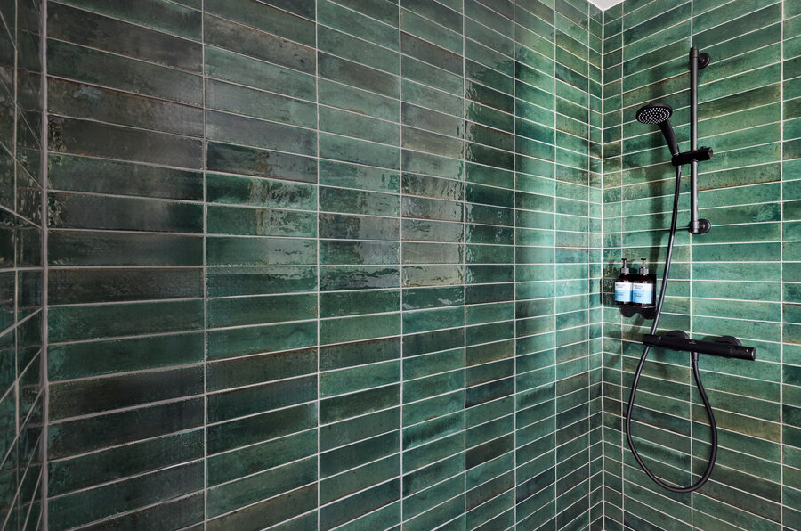 Duschbereich im Badezimmer der Bretterbude Büsum mit Produkten von Ideal Standard
