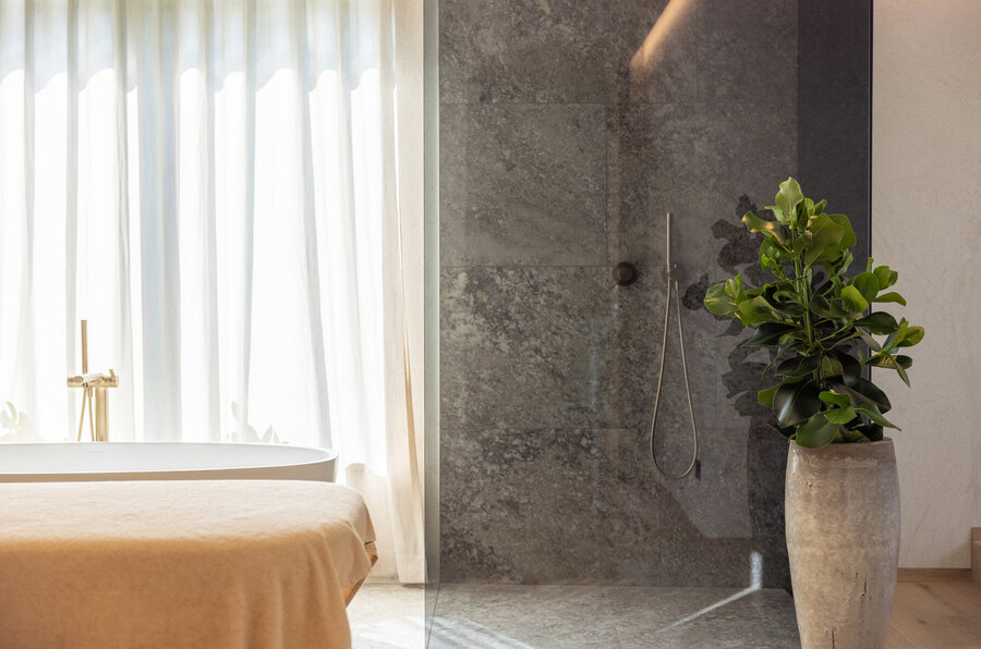 Dusche und Badewanne in den Suiten des Hotels Amatil mit Armaturen von keuco