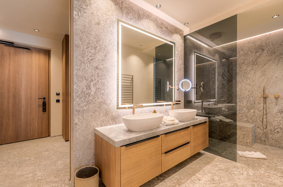Waschplatz in den Suiten des Hotels Amatil mit Armaturen von keuco