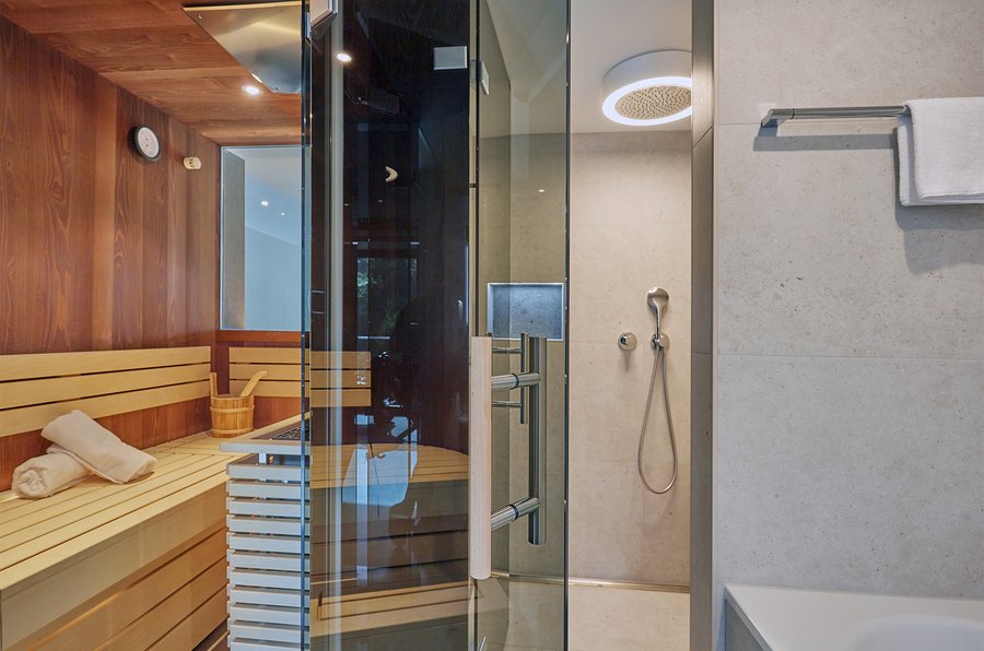 Hotelbad einer Suite im Vier Jahreszeiten in Iserlohn mit Produkten von Keuco