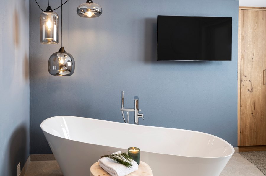 Badewanne im Penthouse des Zirbenhofs in Österrreich