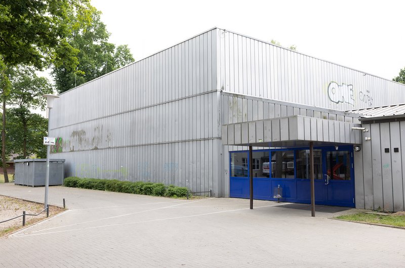 Außenansicht der Turn­halle in Wey­hau­sen