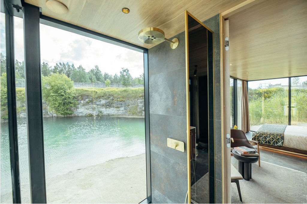 Duschbereich des "Golden House" von Stu­dio ÖÖD House mit Produkten von AXOR