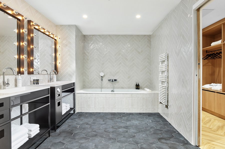 Badezimmer der Präsidentensuite des H4 Hotels Wyndham Paris Pleyel Resort 