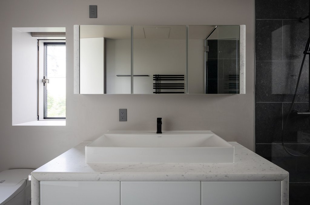 Badezimmer im Haus Plates in Tokio mit Waschbecken von Duravit