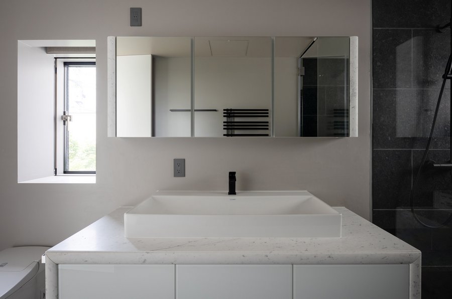 Badezimmer im Haus Plates in Tokio mit Waschbecken von Duravit