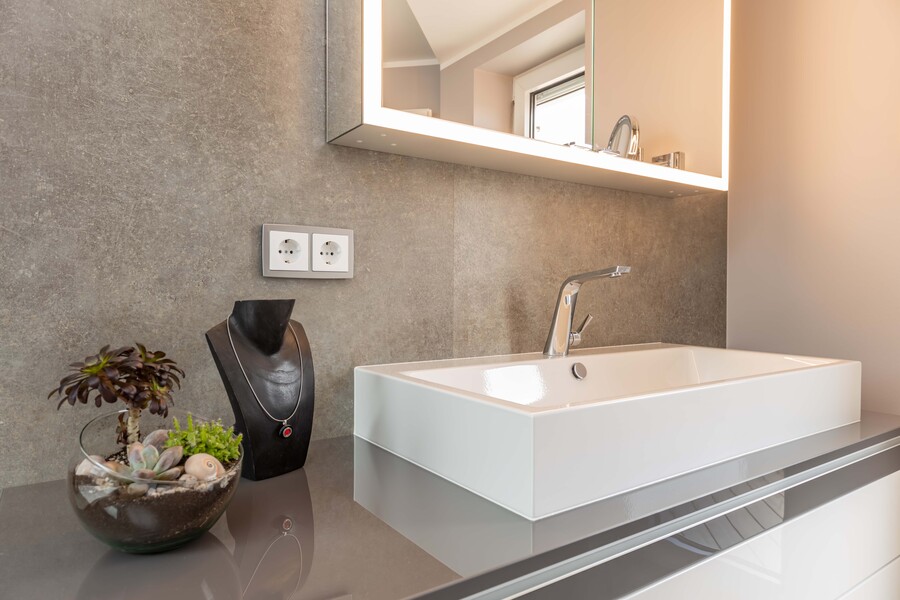 Waschbereich mit Wandboards SpaStyling von Resopal in den Dekoren Mississippi Pine und Empire Slate