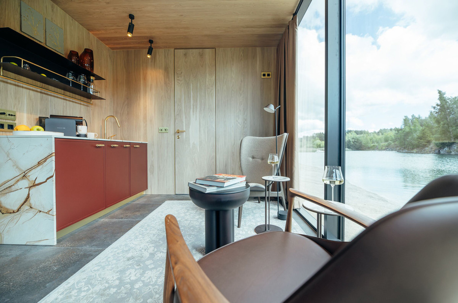 Küchenzeile des "Golden House" von Stu­dio ÖÖD House mit Produkten von AXOR
