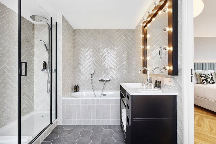 Junior Suite des Wynd­ham Paris Pleyel Resort mit Bette Duschwanne und Bette Badewanne