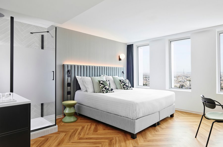 Offenes Schlafbad des Comfort-Zimmers des H4 Hotels Wyndham Paris Pleyel Resort mit BetteUltra Duschwanne