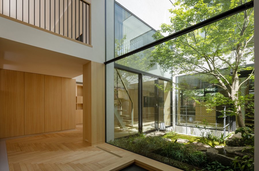 Zengärten sowie Möbel und Parkettboden aus Zypressenholz im Haus Plates in Tokio