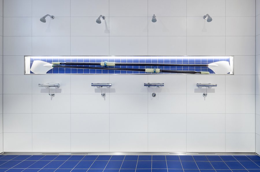 Duschen des Ruderklubs am Baldeneysee mit den Duschrinnen CeraFloor Select und CeraWall Select Duo von Dallmer