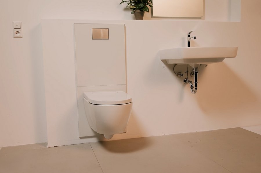 Dusch-WC mit Anschlüssen in der Revisionsklappe der Betätigungsplatte von Geberit