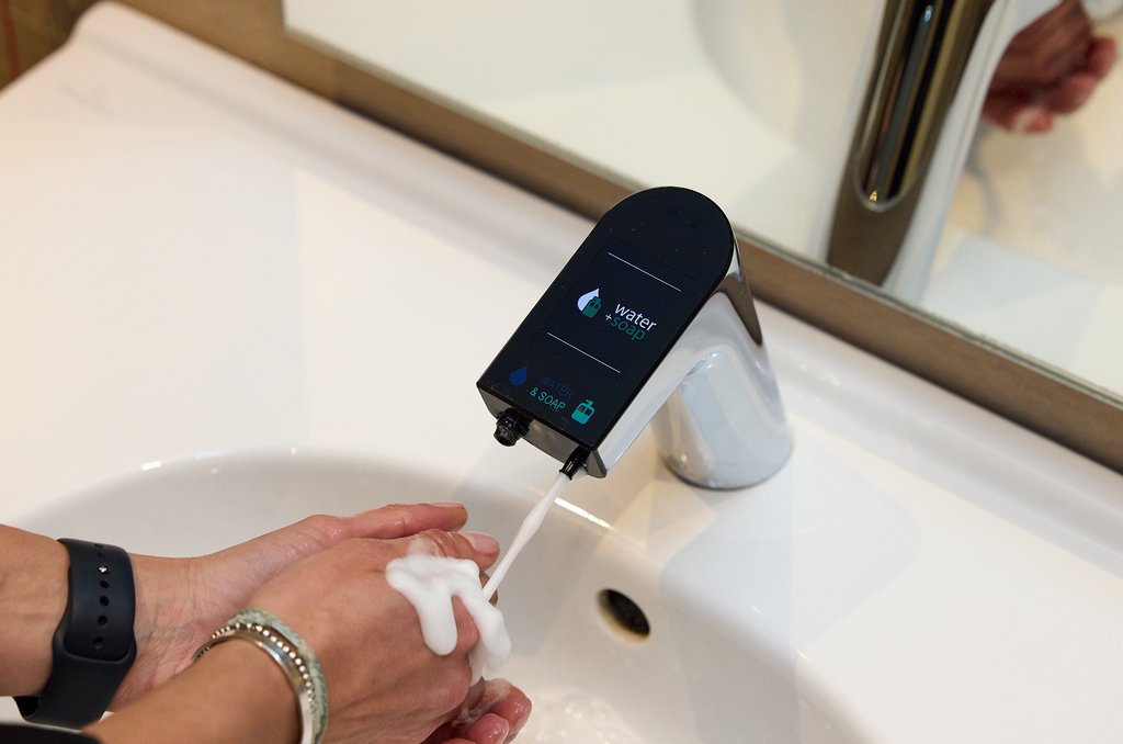 Die Armatur Intellimix von Ideal Standard spendet Wasser und Seife