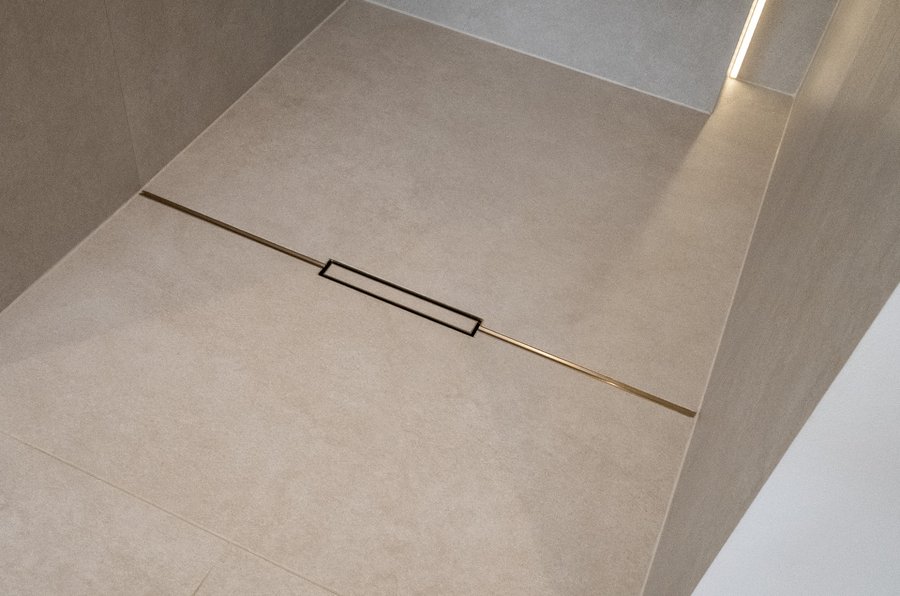 Duschbereich des Badezimmers im Bungalow von Franziska Kanani mit Duschrinne von Dallmer