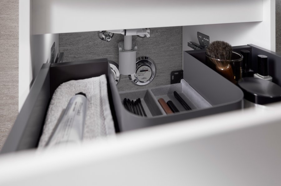 Modulares Ordnungssystem mit optionalem Einsatz für den Siphonausschnitt der Serie Renova Plan von Geberit
