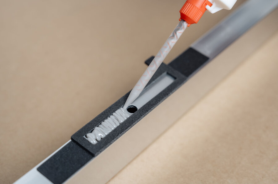 Anwendung von Glue forte von Kermi in der Direktverklebung