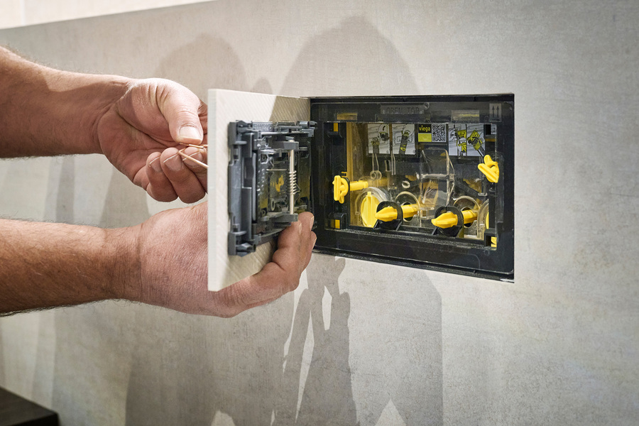 Beispiel für die Zusänglichkeit der Unterputzspülkasten hinter der WC-Betätigungsplatte Visign fpr Style 22