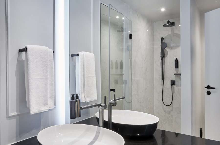Keuco im Badezimmer des Hotels Luc Berlin mit starken schwarz-weiß-Kontraste